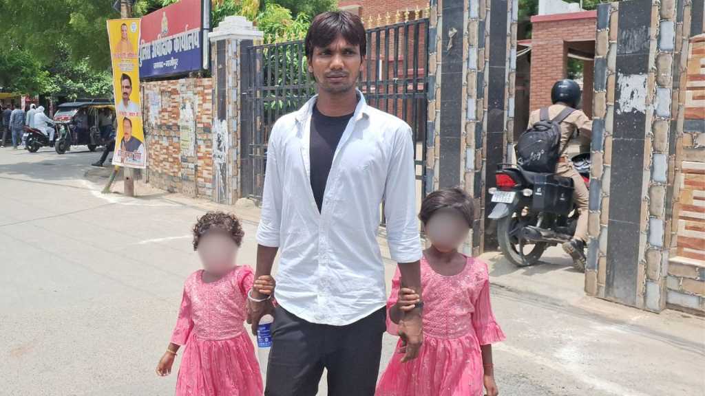 “தாய் வீட்டுக்கு போவதாக சொல்லிவிட்டு மாயமான மனைவி”… இன்ஸ்டாவில் ரீல்ஸ் மட்டும் போடுறாங்க.. ஆனா ஆள காணல.. 2 பெண் குழந்தைகளுடன் பரிதவிக்கும் கணவன்..!!!