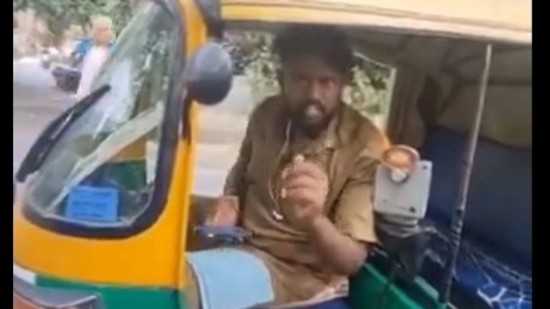 “ஹிந்தியில் அல்ல கன்னடத்தில் பேசுங்க”… ரூ. 290 காட்டினாலும் ரூ. 390 வேணும்… நடுரோட்டில் பெண்ணிடம் சண்டை போட்ட ஆட்டோ ஓட்டுனர்… வைரலாகும் வீடியோ…!