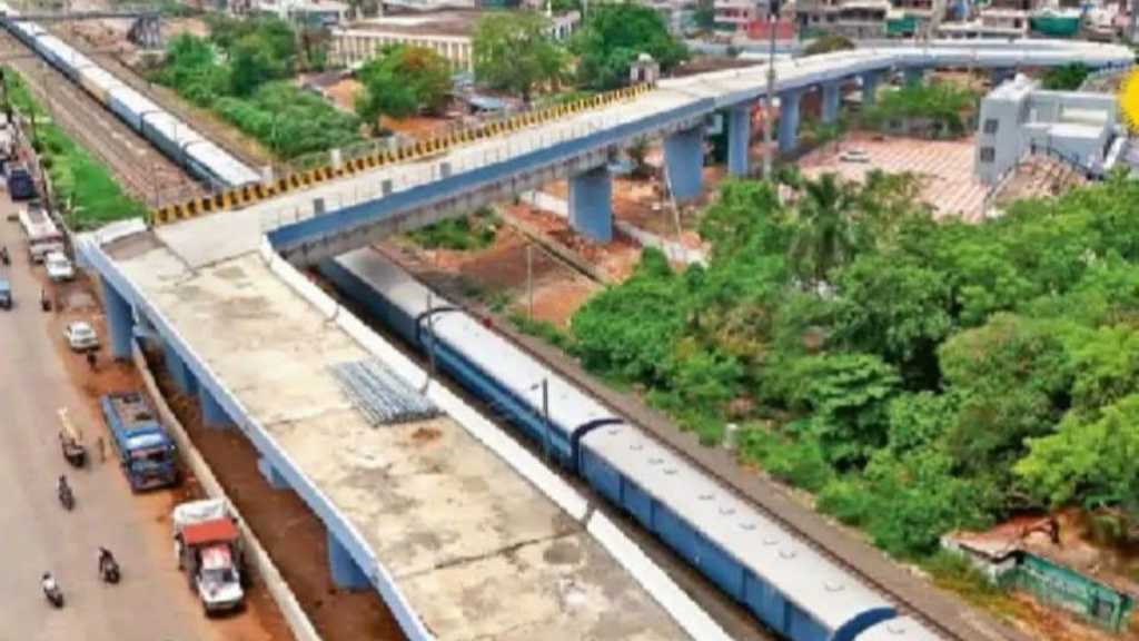 “10 வருஷ கனவு”… 90 டிகிரி வளைவில் கட்டப்பட்ட புதிய மேம்பாலம்… திரும்பினாலே பிரச்சனைதான்… புலம்பும் வாகன ஓட்டிகள்… பறந்தது உத்தரவு…!!!!