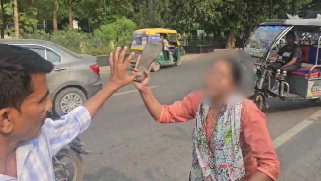 “வேறொரு பெண்ணுடன் திருமணம்”… நடு ரோட்டில் கணவனை விரட்டி விரட்டி செருப்பால் அடித்த மனைவி… வைரலாகும் வீடியோ…!!!