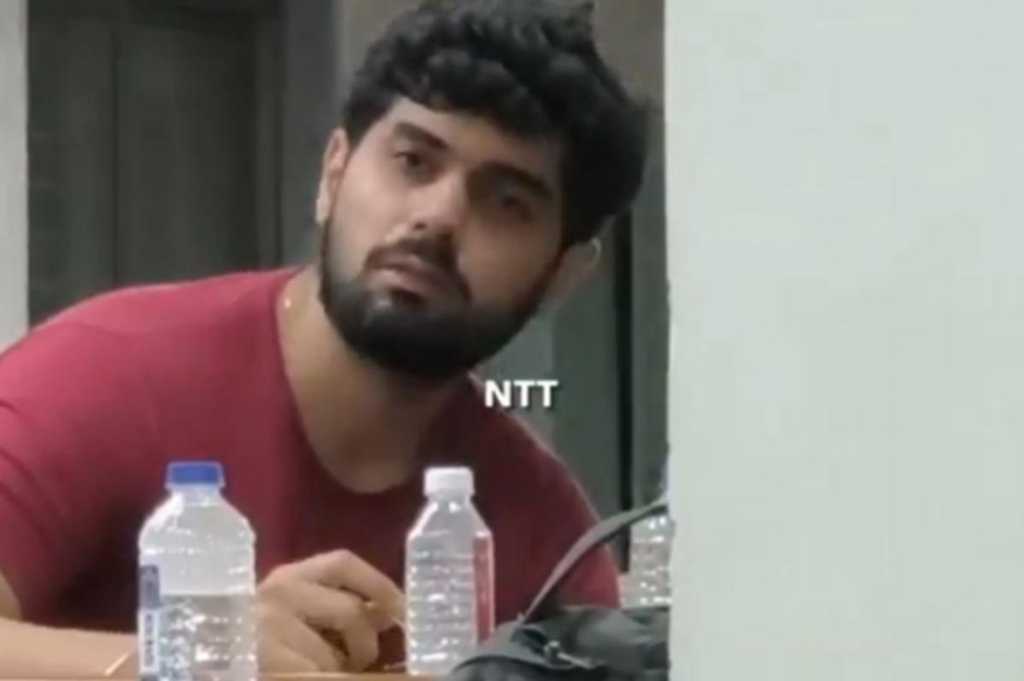“சொல்ல முடியாத நரக வேதனை”… தனியாக அமர்ந்து கண்களில் கண்ணீரோடு இருந்த வாலிபர்… விமான விபத்தில் என் காதலி… கலங்க வைக்கும் வீடியோ…!!!!
