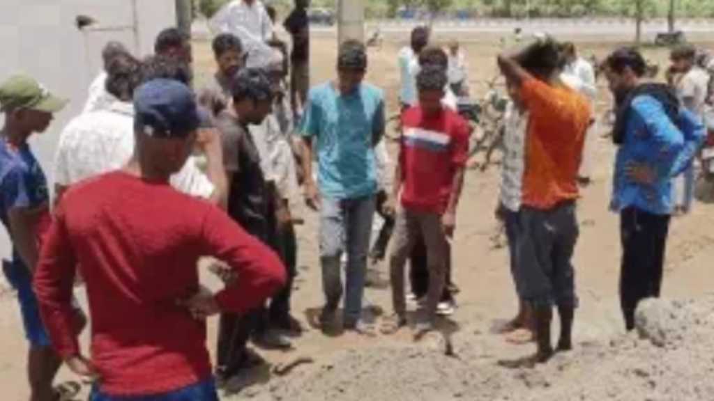 “மின்சாரம் தாக்கி உயிருக்கு போராடிய வாலிபர்”… 35 நிமிடங்கள் சேற்றில் புதைத்த கிராம மக்கள்… மூடநம்பிக்கையால் பறிபோன உயிர்… பெரும் அதிர்ச்சி சம்பவம்..!!!