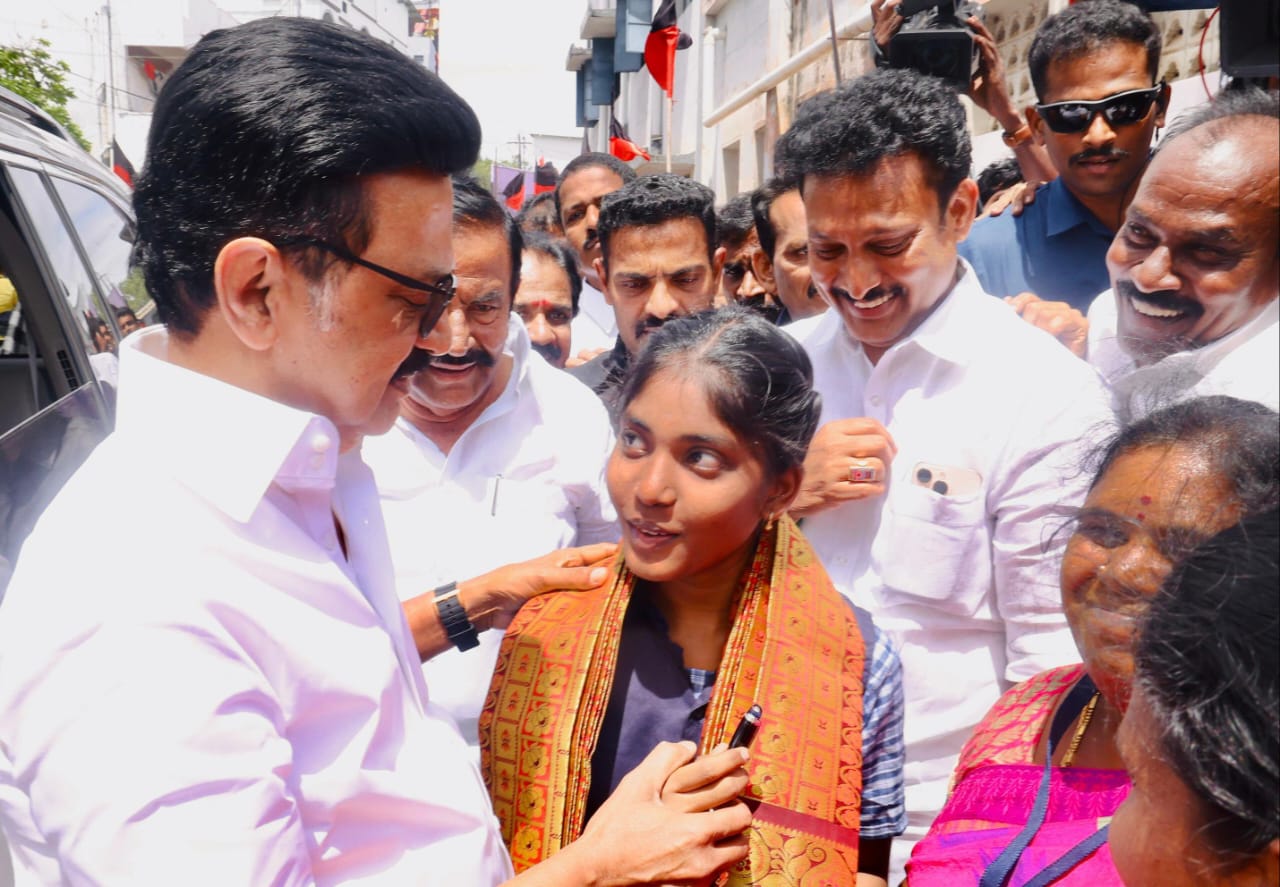 பொதுச்சட்ட நுழைவு தேர்வில் தேர்ச்சி பெற்ற மாணவி… நேரில் வாழ்த்து தெரிவித்த முதலமைச்சர் மு.க ஸ்டாலின்…!!!