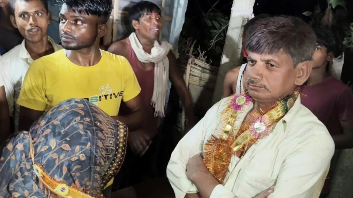 “10 குழந்தைகள் இருக்காங்க”… விதவைப் பெண்ணுடன் ஒரே அறையில் ஹெட் மாஸ்டர்”… ஸ்பாட்டில் வெளுத்தெடுத்து கட்டாய திருமணம்… வீடியோ வைரல்…!!!