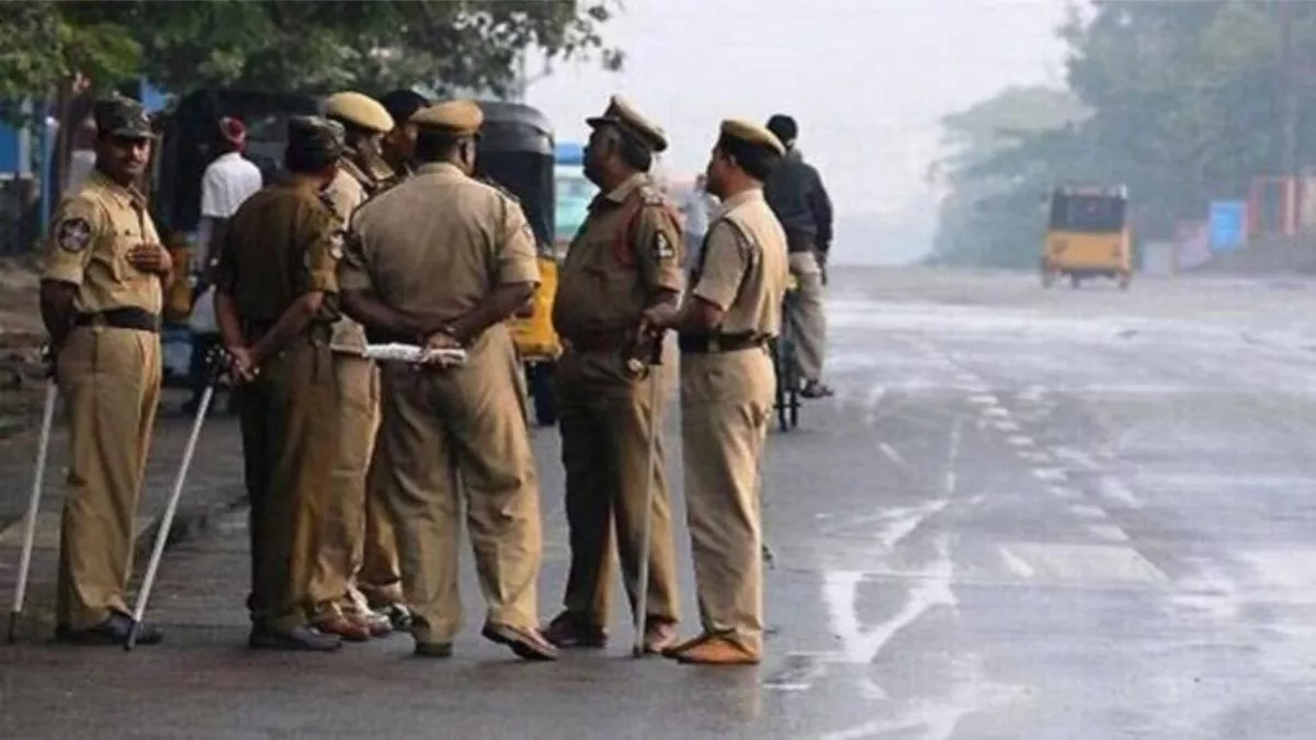 “அரெஸ்ட் பண்ணிட்டோம்… 5 ஆயிரம் கொடு….” பொய் புகாரை கூறி மிரட்டிய போலீஸ்…. இது என்ன பகல் கொள்ளையா இருக்கு….? அதிர்ச்சி சம்பவம்….!!