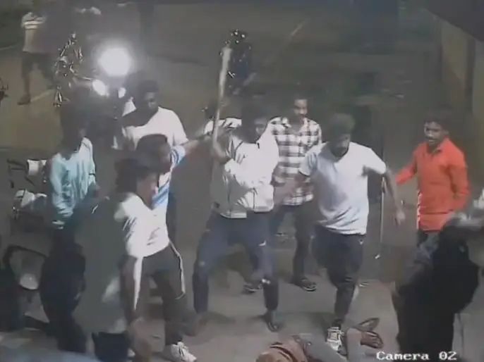 ஈவு இரக்கமே இல்லையா..? சும்மா இருந்த 3 பேரை ரவுண்ட் கட்டிய 25 பேர்… இரும்பு கம்பியால் மரண அடி… நெஞ்சை பதற வைக்கும் பகீர் வீடியோ..!!!