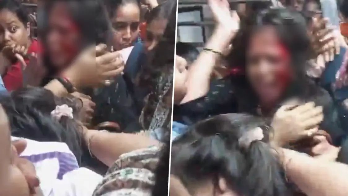 ஏம்மா…! ஏன் இப்படி பண்றீங்க…? “ரயிலில் கதவு அருகே நின்று கொடூரமாக தாக்கி கொண்ட பெண்கள்”…. பதைப்பதைக்கும் வீடியோ…!!