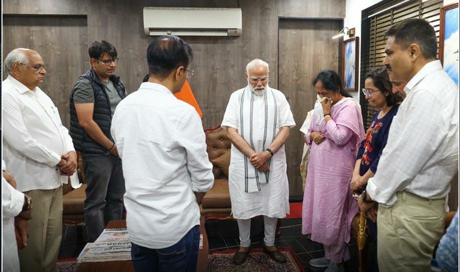 பயங்கர விமான விபத்து…! குஜராத் முன்னாள் முதலமைச்சர் விஜய் ரூபாயின் குடும்பத்தினரை நேரில் சந்தித்து ஆறுதல் கூறிய பிரதமர் மோடி….!!