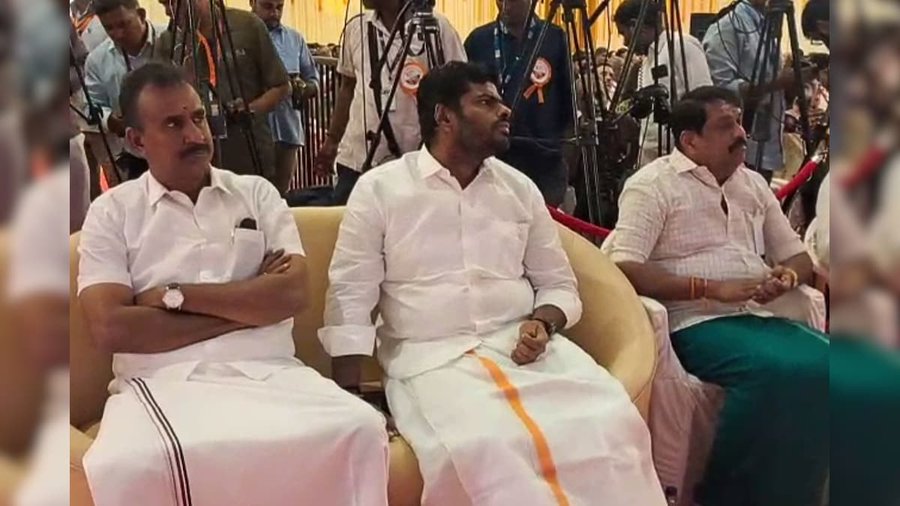“ஆர்எஸ்எஸ் விழாவில் அதிமுக”… ஒரே இருக்கையில் அண்ணாமலை எஸ்.பி, வேலுமணி… போட்டோ வைரல்…!!!
