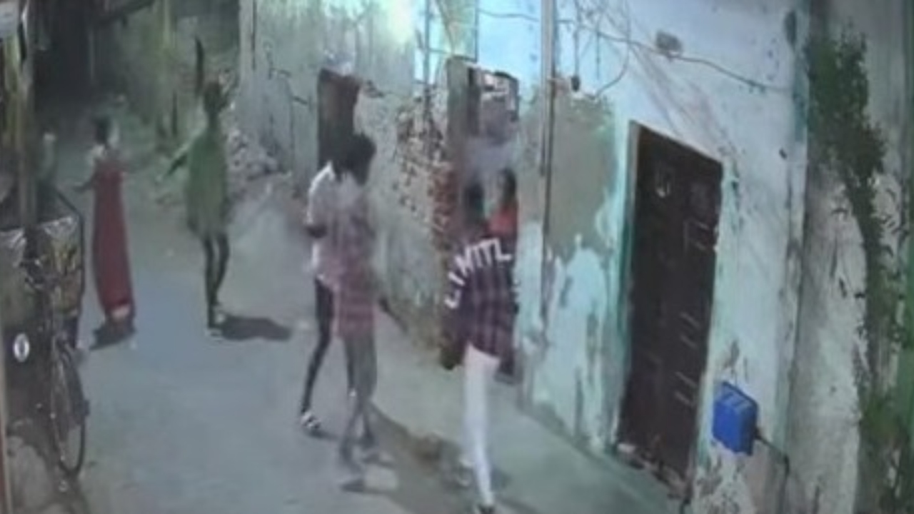 உச்சகட்ட கொடூரம்….! வீட்டில் தந்தை-மகன்…. சுற்றி வளைத்து அரிவாளால் வெட்டி…. போராடிய பெண்கள்…. பகீர் சிசிடிவி காட்சிகள்…..!!