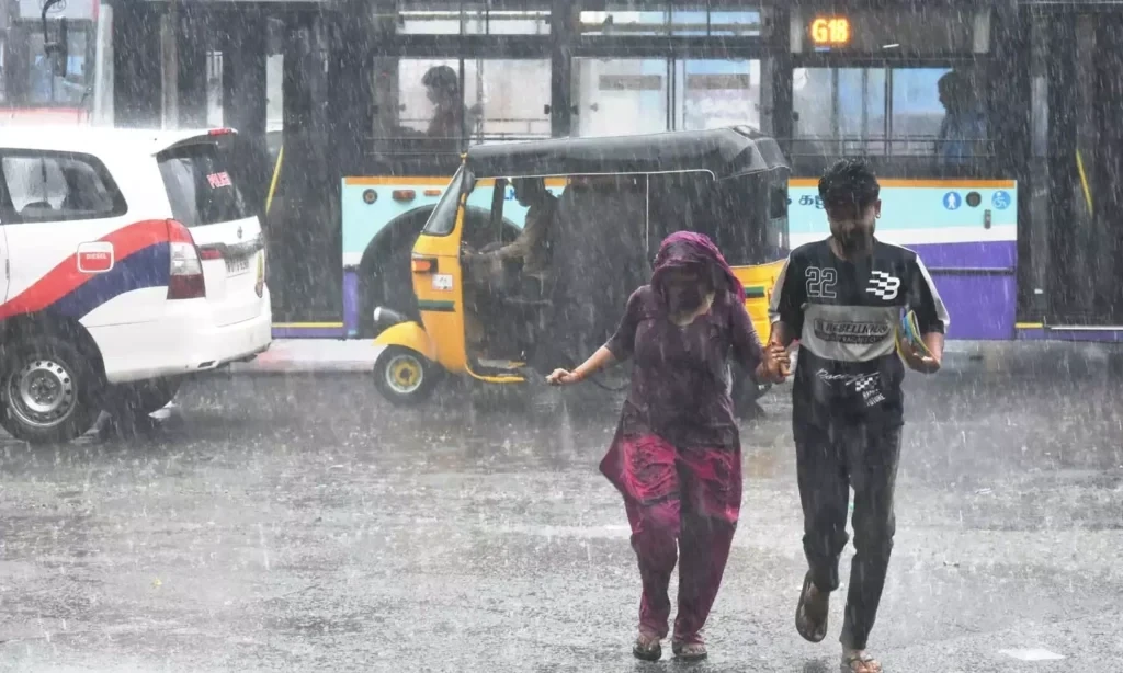 “தமிழக மக்களே”..! நேற்றை தொடர்ந்து இன்றும் ருத்ரதாண்டவத்திற்கு ரெடியான மழை. இங்கெல்லாம்  கனமழை வெளுக்க போகுது.!!!