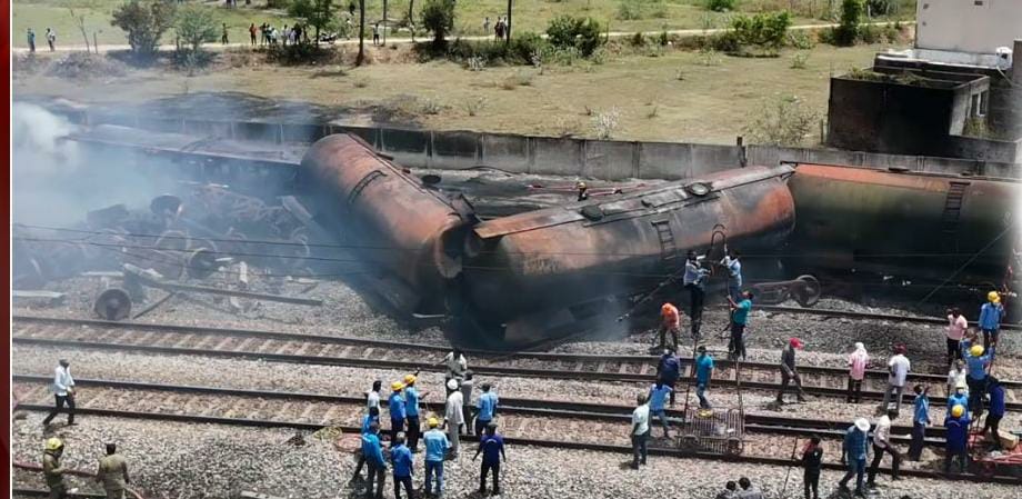 சரக்கு ரயில் பயங்கர தீ விபத்து…  7 மணி நேர போராட்டத்திற்கு பிறகு அணைக்கப்பட்ட தீ….  பெருமூச்சு விட்ட மக்கள்…!!
