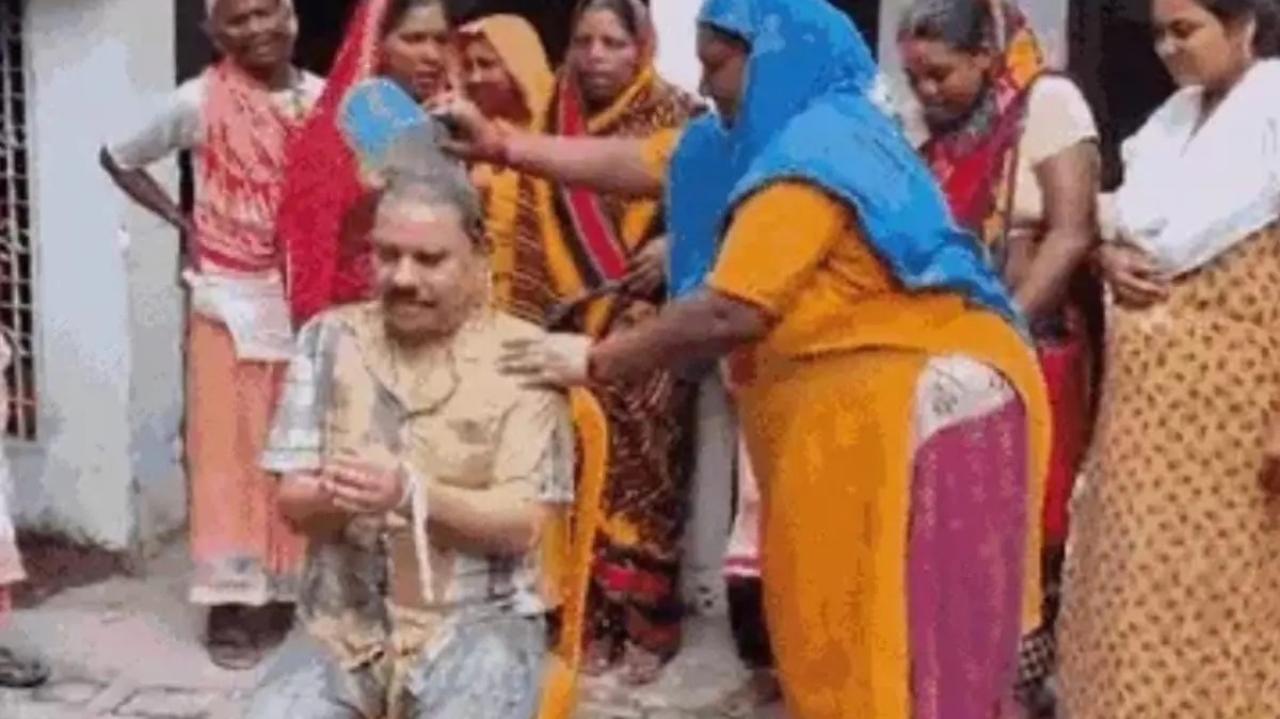 அடப்பாவமே…! என்ன இது…? “கை, கால்களை கட்டி போட்டு…” பாஜக தலைவரை சேற்றால் குளிப்பாட்டிய பெண்கள்…. வைரலாகும் வீடியோ…!!