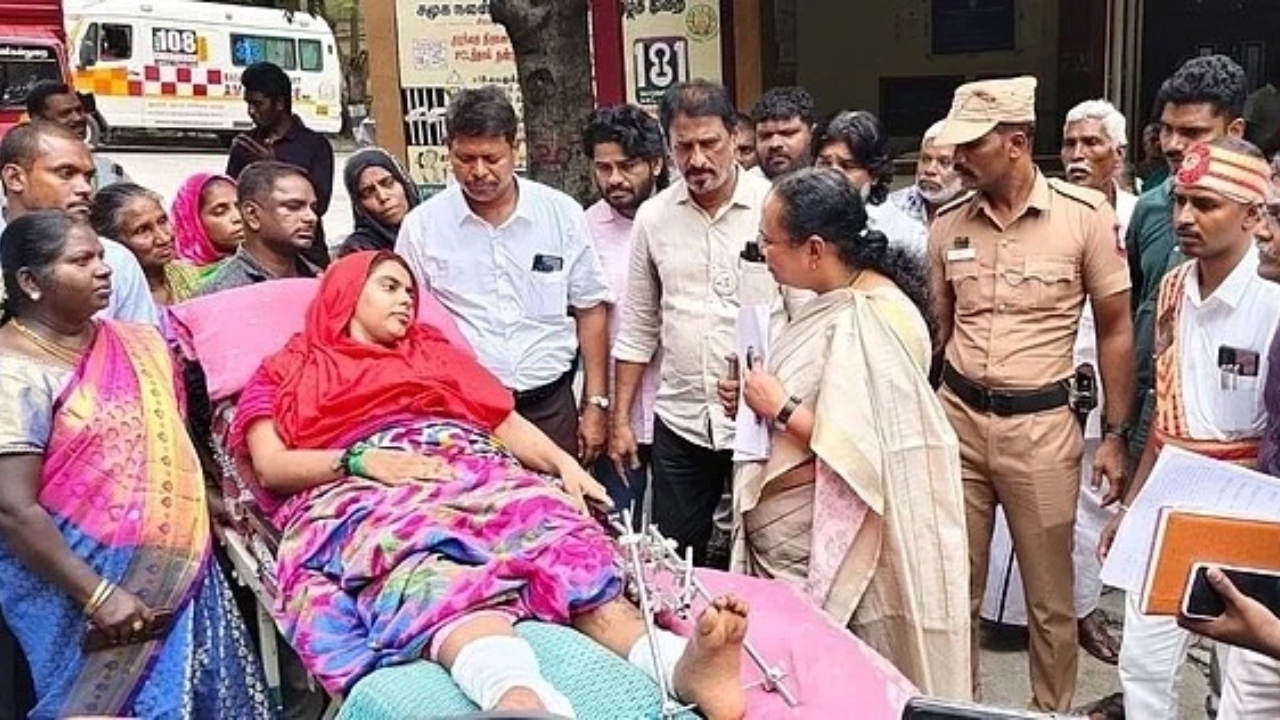 “30 பவுன் நகை, 500 கிராம் வெள்ளி, ரூ.6 லட்சம் ரொக்கம்….” மீண்டும் வரதட்சணை கேட்டு மனைவியை மாடியில் இருந்து தள்ளிவிட்ட கணவர்….! அம்புலன்சில் வந்து கண்ணீர் விட்ட இளம்பெண்…. பகீர் பின்னணி….!!