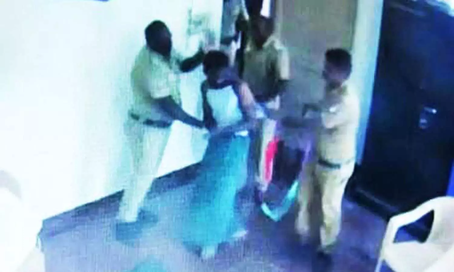 இளைஞரை போலீஸ் ஸ்டேஷனுக்கு கூட்டிட்டு போய் காலால் எட்டி உதைத்து சித்ரவதை செய்த காவல்துறையினர்….தேனியில் பரபரப்பு …!!!