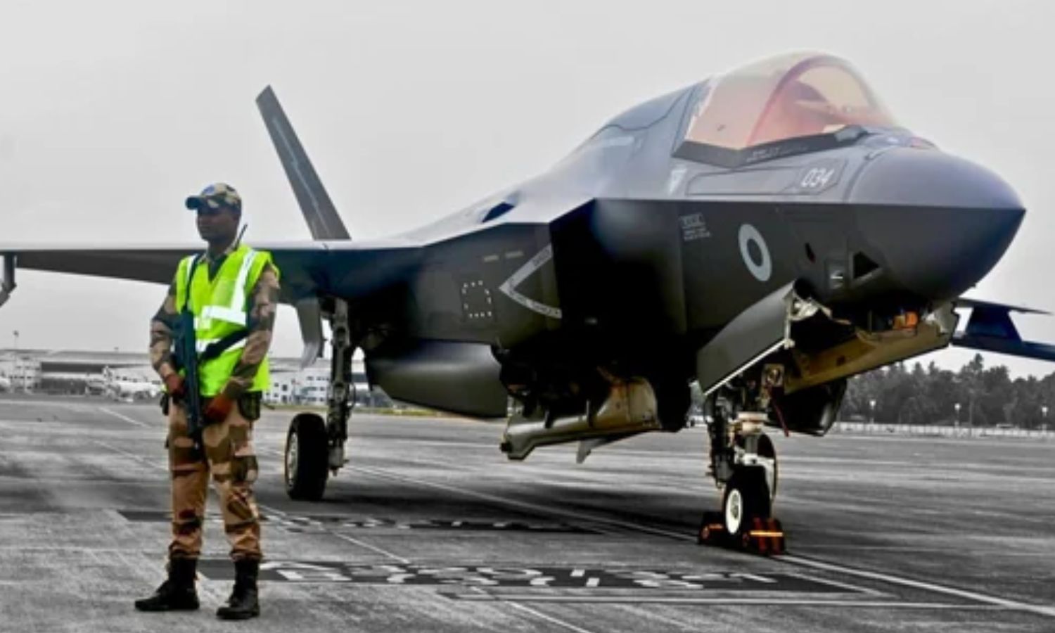 திருவனந்தபுரத்தில் அவசரமாக தரையிறங்கிய F35 பிப் போர் விமானம்…. ஹேங்கருக்கு மாற்றப்பட்ட நிலையில் பிரிட்டனிலிருந்து வந்த பொறியாளர்கள் குழு….!!
