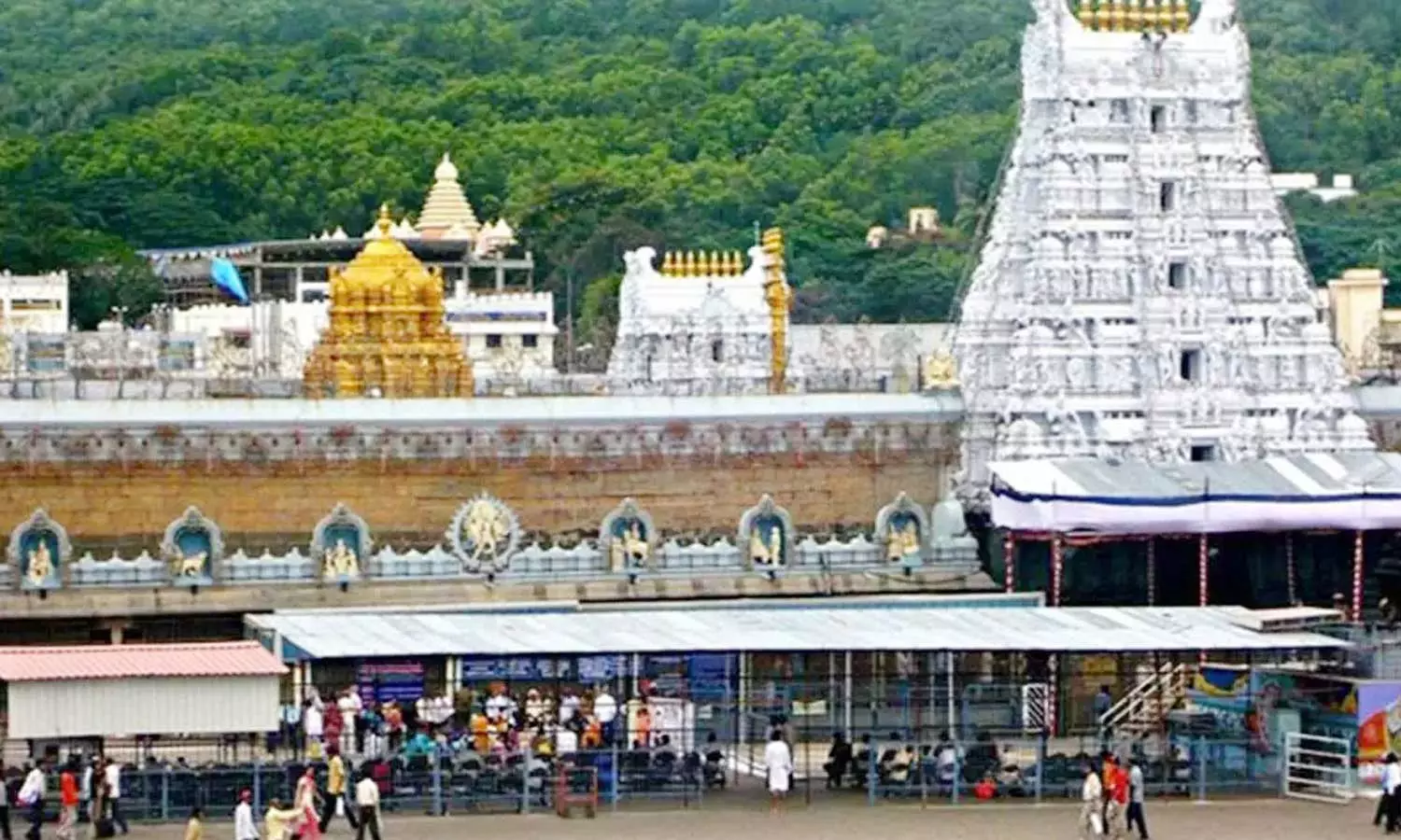திருப்பதி கோவிலில் வேலை பார்த்து வந்த நிர்வாகி… தேவாலய பிரார்த்தனையில் கலந்துகொண்ட வீடியோவால் சர்ச்சை … தேவஸ்தானம் அதிரடி நடவடிக்கை..!!