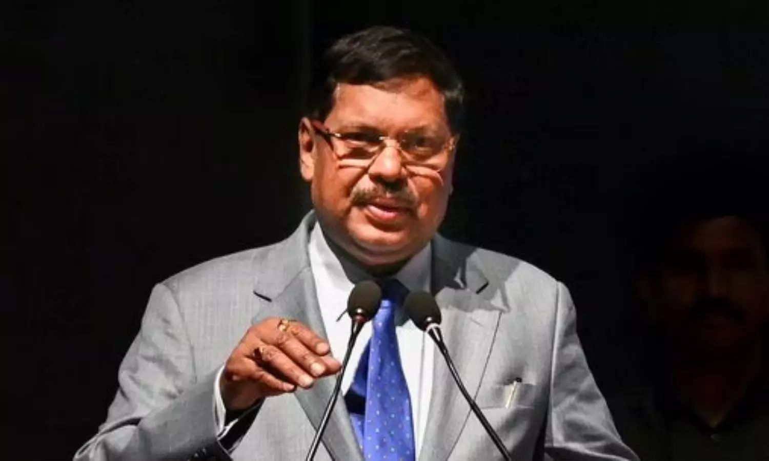 “வெளிநாட்டு பட்டப்படிப்பு மோகத்தில் குடும்பங்களை கடன் சுமையில் தள்ள வேண்டாம்”… மாணவர்களுக்கு தலைமை நீதிபதி கவாய் அறிவுரை..!