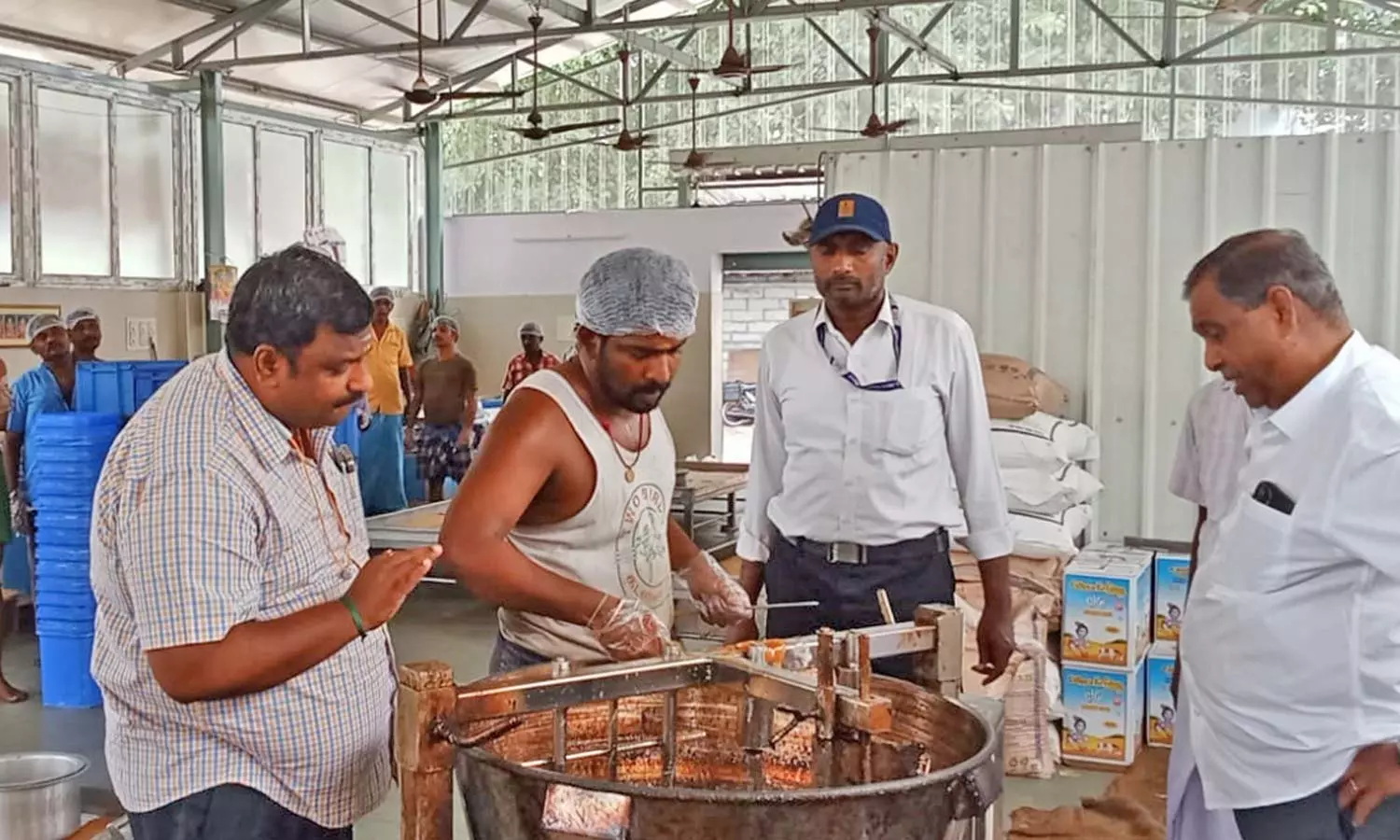 நெல்லையில் பிரபல கடையில் அல்வாவில் கிடந்த தேள்… உணவு பாதுகாப்பு துறை குடோன்களில் அதிரடி ஆய்வு… பரபரப்பு சம்பவம்…!!!