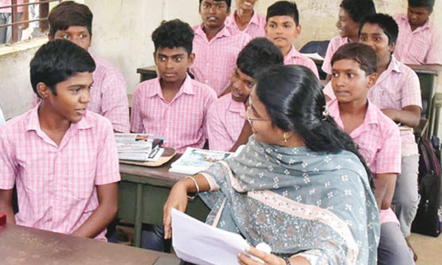 “மழைக்காக காத்திருக்கும் பயிர்களைப் போல உங்கள் வருகைக்காக காத்திருக்கிறோம்”… மாணவனின் கோரிக்கையை ஏற்று உடனே அரசு பள்ளிக்குச் சென்ற ஆட்சியர்… நெகிழ வைக்கும் சம்பவம்…!!