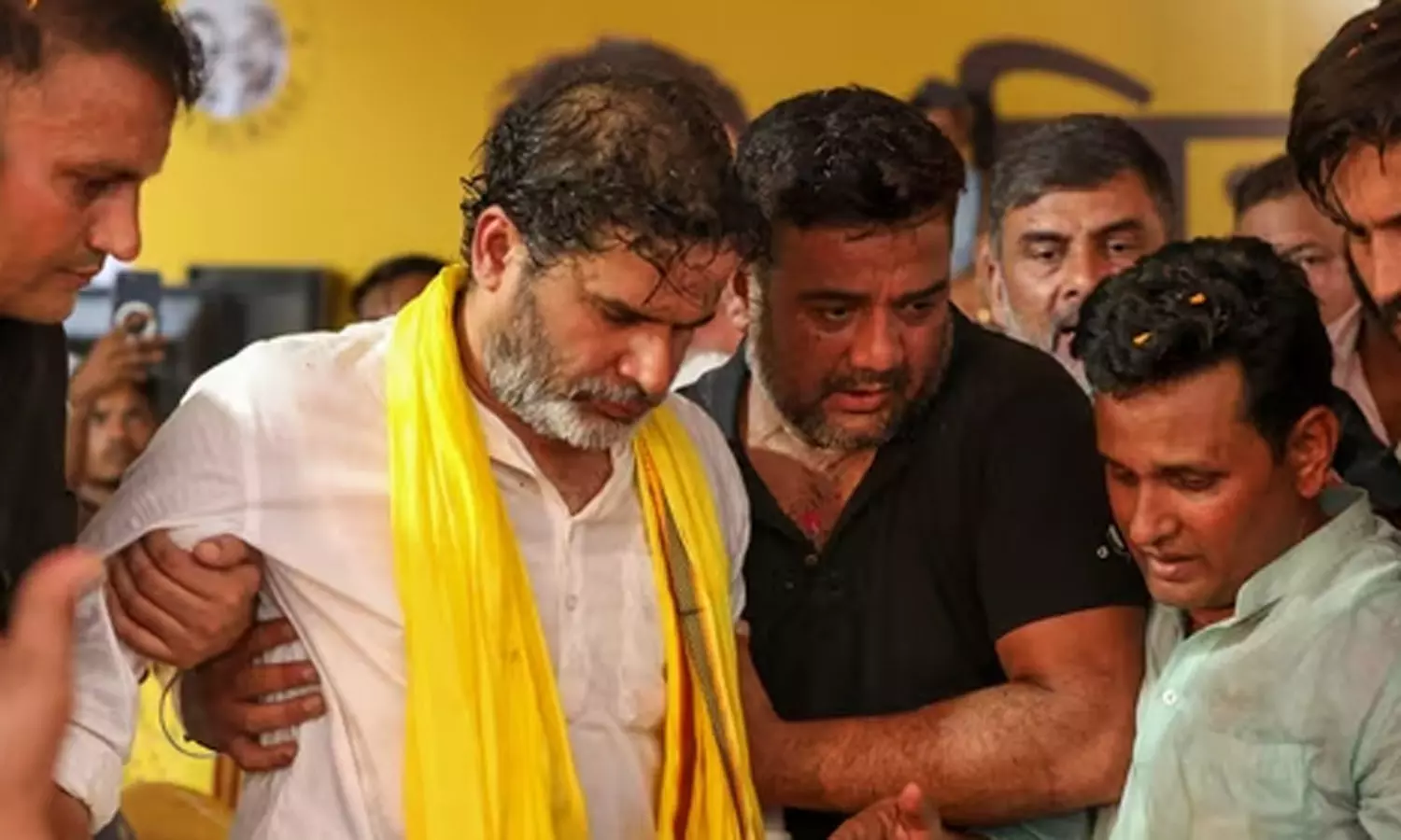 ரோடு சோவின் போது திடீர் விபத்து…! நடக்க முடியாத நிலையில் பிரசாந்த் கிஷோர்.. கைத்தாங்கலாக அழைத்து சென்ற நிர்வாகிகள்… மருத்துவமனையில் தீவிர சிகிச்சை..!!!