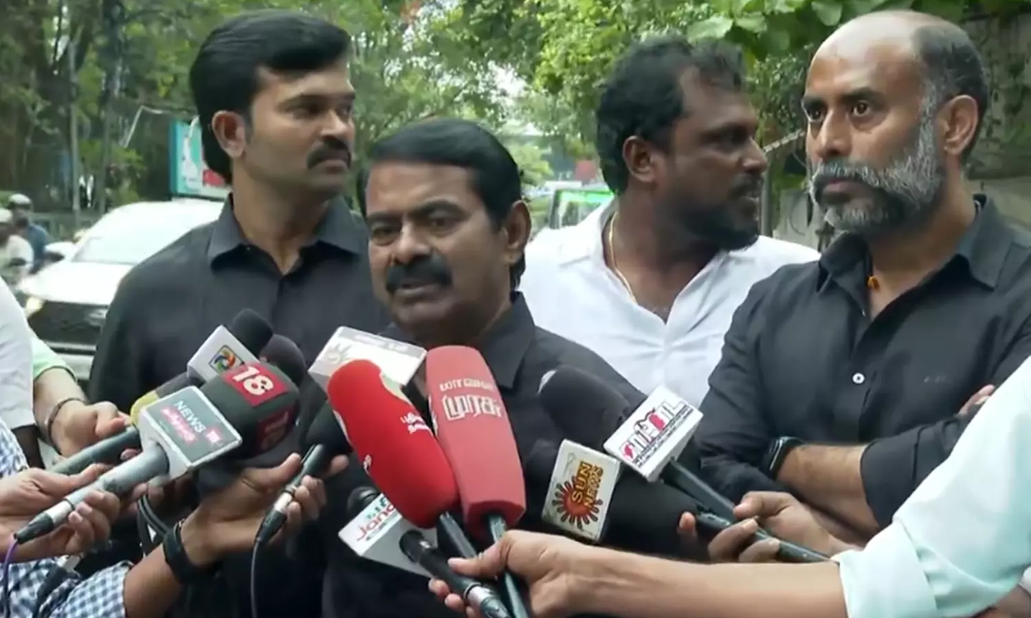 “அதிமுகவுக்கு பெரும்பான்மை கிடைக்காவிட்டால் ஆதரவு”… இன்னும் 10 மாசம் இருக்கு… சீமான் கூறிய ராணுவ ரகசியம்… டுவிஸ்ட் வைத்து சொன்ன பதில்..!!!