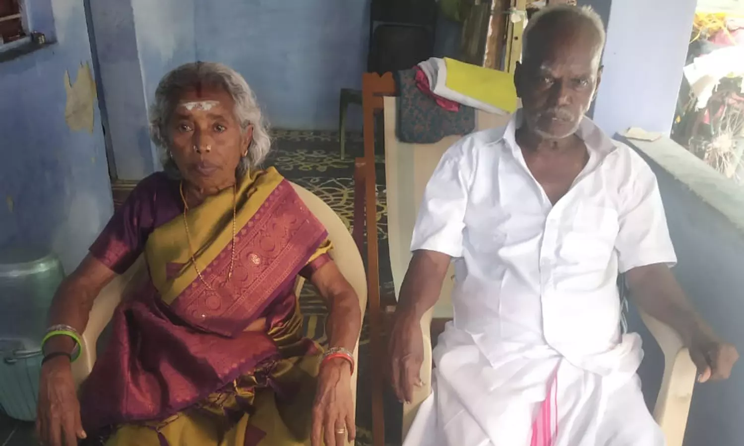 “கோவிலில் அன்னதானத்திற்காக சென்ற தம்பதி”… எமனாக வந்த விஷ வண்டுகள்… துடிதுடித்து பலியான சோகம்… பெரும் அதிர்ச்சி..!!