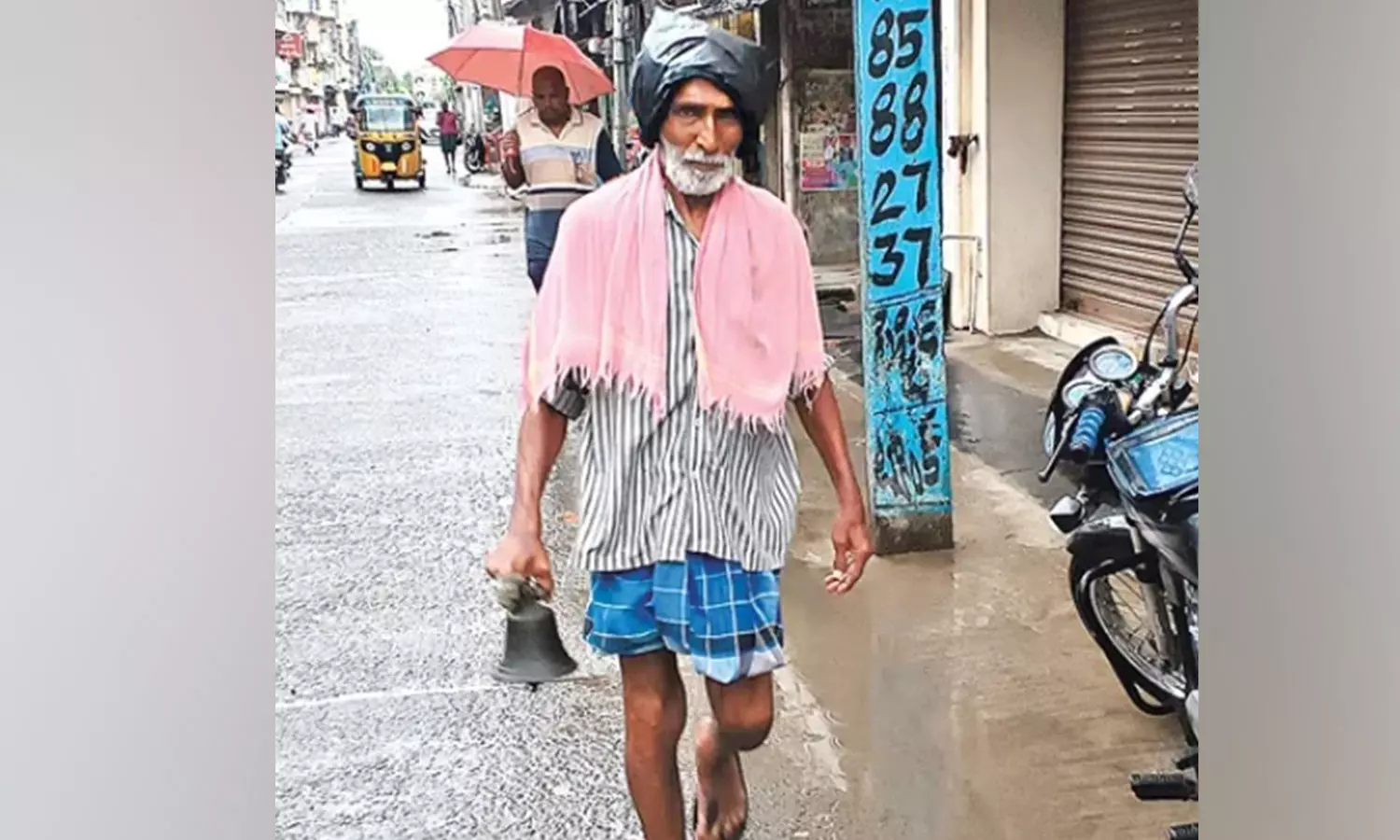 “காலை 8 மணிக்கு சத்தம் கேட்கும்”… மணி அடித்தால் மட்டுமே கடை திறக்கணும்… வினோத வழக்கம்… எங்கு தெரியுமா…?