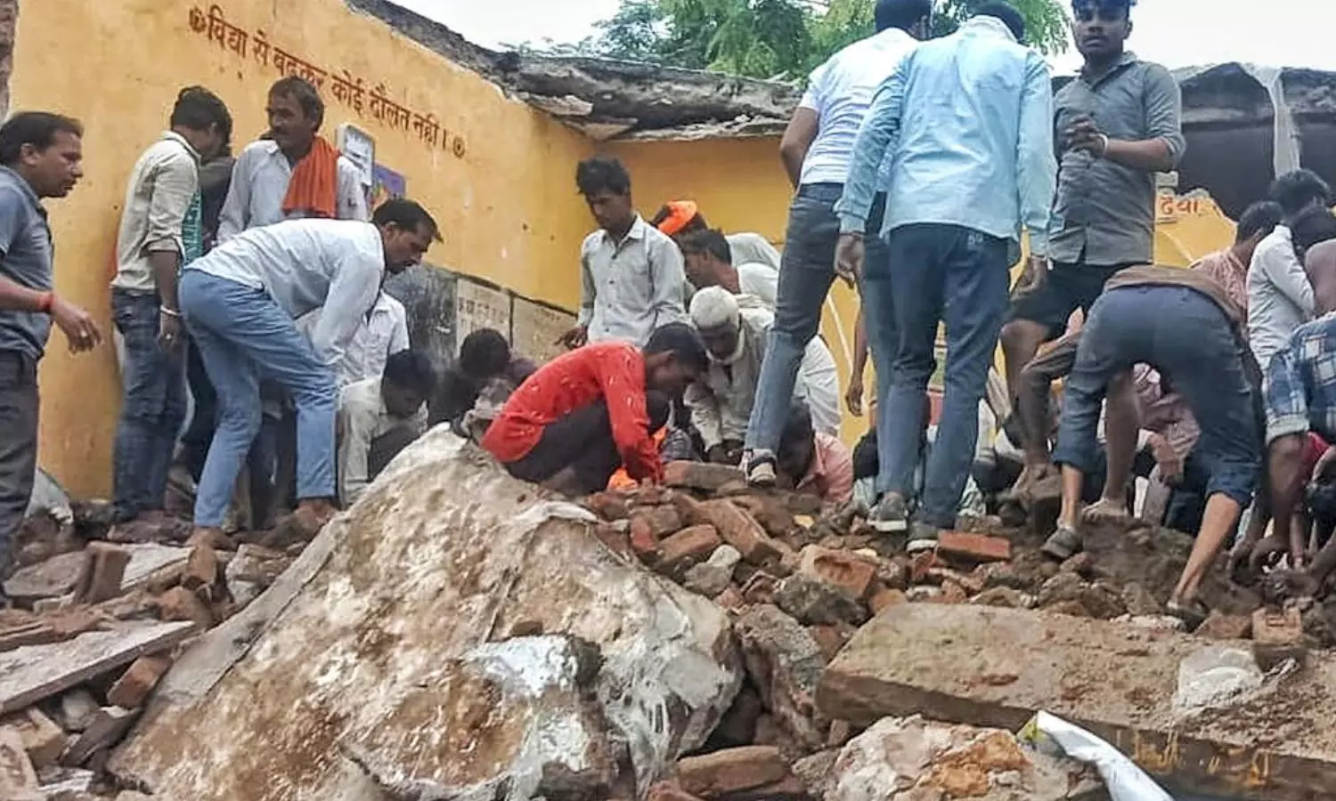 நாங்கள் எவ்வளவோ சொன்னோம்… ஆனால் ஆசிரியர்கள் கண்டுகொள்ளவில்லை… அலட்சியத்தால் மாணவர்கள் 7 பேர் பலி… உயிர் தப்பியை 8-ம் வகுப்பு மாணவன் சொன்ன தகவல்..!!