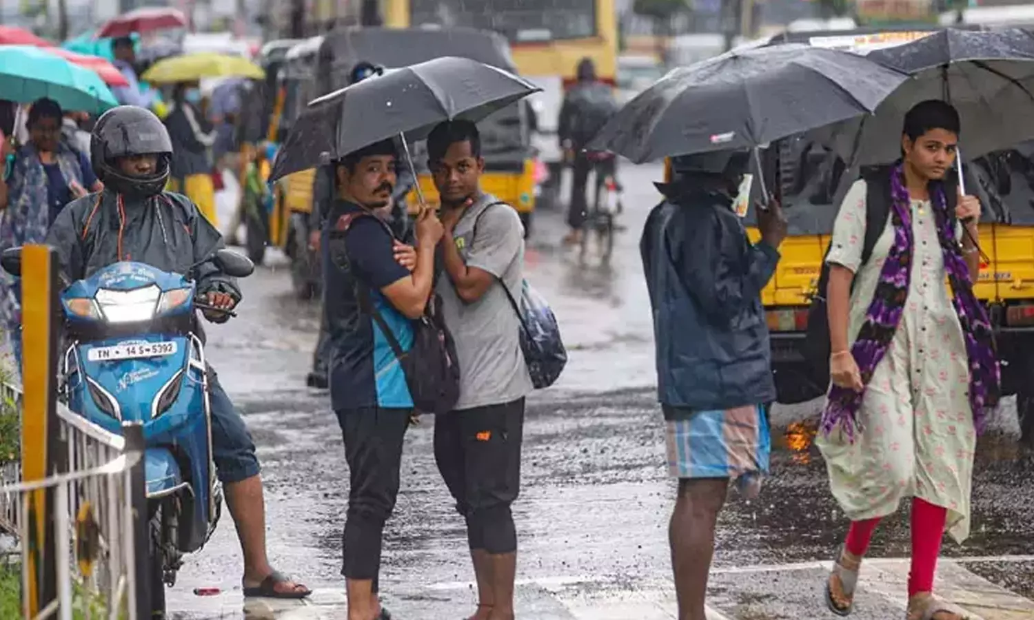 அலர்ட்…! தமிழகத்தில் இன்று 9 மாவட்டங்களில் மழை வெளுத்து வாங்கும்… உங்க பகுதி இருக்கான்னு உடனே பாருங்க…!!!