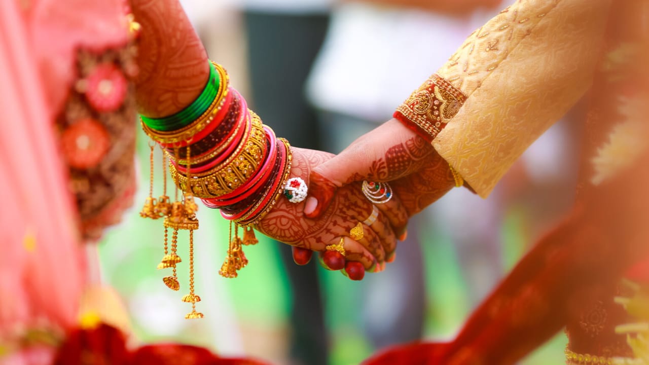 என்னை மன்னிச்சிடுங்க… நான் உங்களுக்கு துரோகம் பண்ணிட்டேன்… திருமணமான 10 நாளில் 2 மாசம் கர்ப்பம்… காதலனை விடாமல் துரத்தி பணம் பறித்த புது மாப்பிள்ளை… பரபரப்பு சம்பவம்…!!
