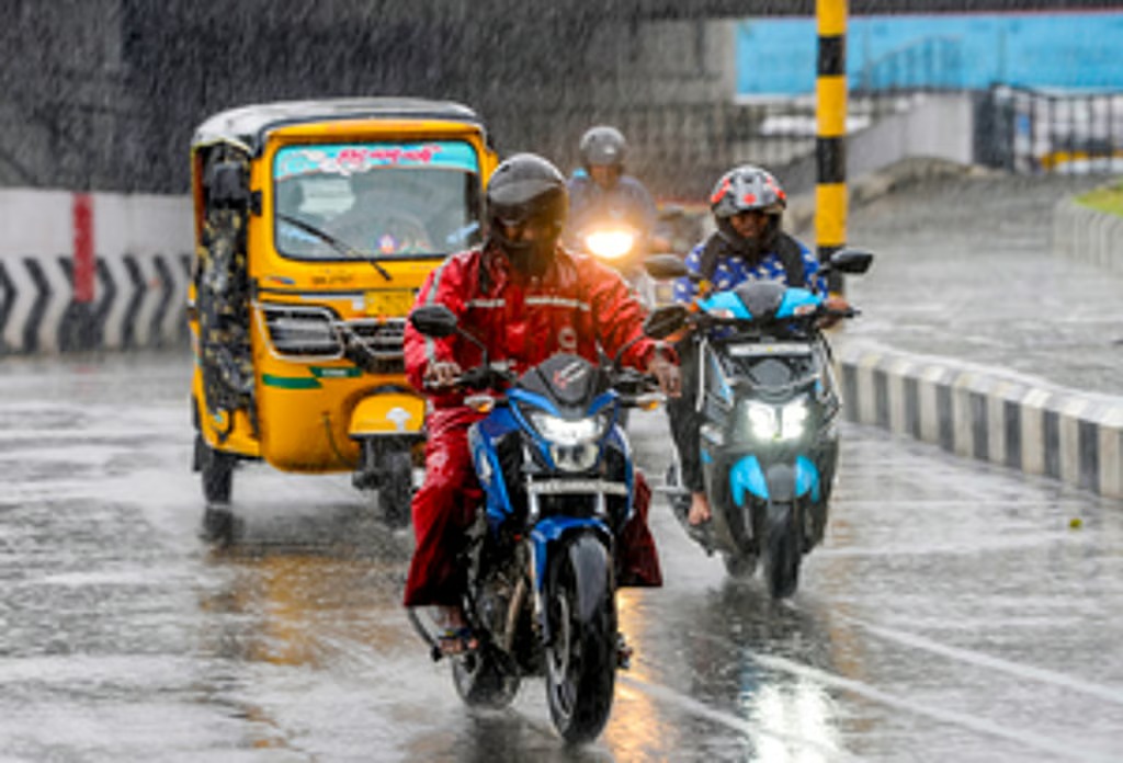 “தமிழக மக்களே”..! நேற்றை தொடர்ந்து இன்றும் ருத்ரதாண்டவத்திற்கு ரெடியான மழை. இங்கெல்லாம் கனமழை வெளுக்க போகுது.!!!