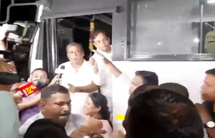 “பட்ட பகலில் அரசு அலுவலகத்தில் புகுந்து அதிகாரி மீது கொடூர தாக்குதல்”… வைரலான வீடியோ.. கொந்தளித்த அரசியல் நிர்வாகிகள்… வெடித்தது போராட்டம்…!