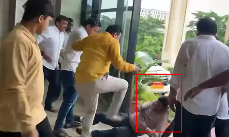 என்னை கடுமையாக தாக்கி தர தரவென இழுத்து… கடத்த கூட முயற்சி செய்தார்கள்… உயர் அதிகாரியின் பரபரப்பு வாக்குமூலம்..!!!