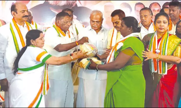 அவர்கள் படிப்படியாக நிறைவேற்றுவது வாக்குறுதிகளை அல்ல… ரெஸ்டோ பார்களை தான்… மக்களை மது மயக்கத்திலேயே வைத்துள்ளனர்… முன்னாள் முதலமைச்சர் குற்றச்சாட்டு…!!!