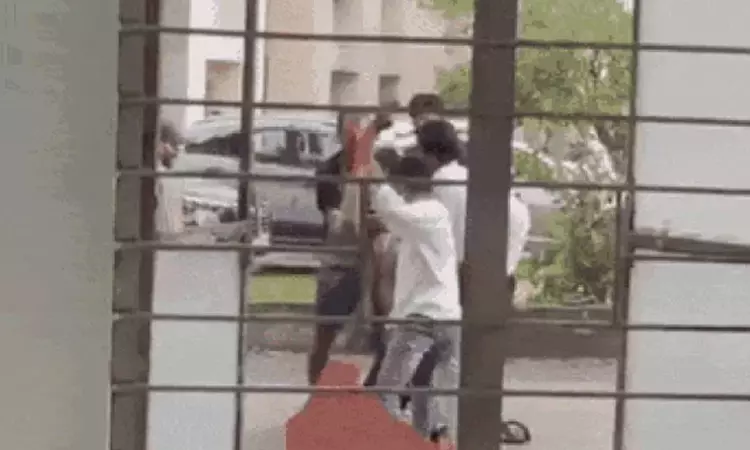 “குடும்பத்தினருக்கு ஆபாச மெசேஜ்”… கல்லூரி வளாகத்தில் வைத்தே ஜூனியர் மாணவன் மீது கொடூர தாக்குதல்… சீனியர் மாணவர்கள் அட்டூழியம்… வைரலாகும் வீடியோ…!!!!