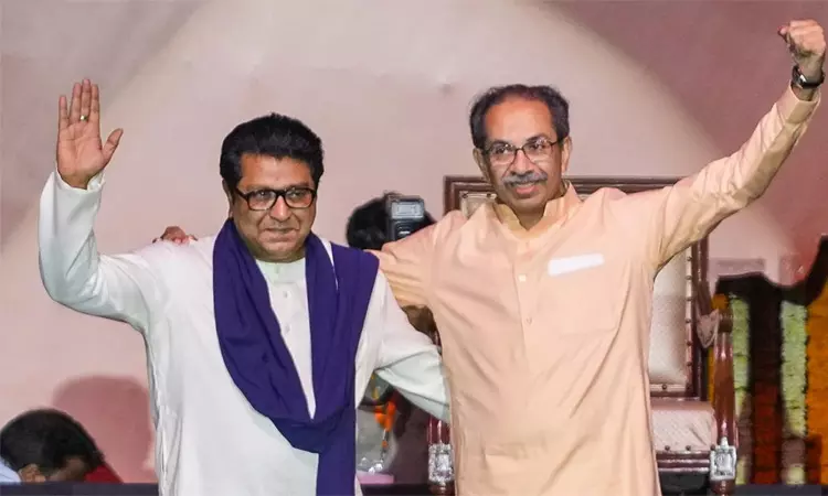 இந்தி எதிர்ப்பு பேரணி… 20 ஆண்டுகால அரசியல் மோதலுக்கு பின் ஒரே மேடையில் தோன்றிய உத்தவ்- ராஜ் தாக்கரே… கொண்டாட்டத்தில் தொண்டர்கள்..!!