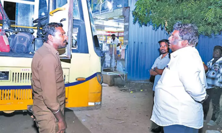 திடீர் என்ட்ரி…!!  டீ குடித்துக்கொண்டே யார் என கேட்ட டிரைவர், கண்டக்டர்… போக்குவரத்து துறை அமைச்சரையே தெரியாதாம்…  அமைச்சர் சிவசங்கர் சொன்ன பதில் தான் ஹைலைட்..!!!!