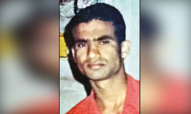 “வீட்டில் கடும் துர்நாற்றம்”… படுக்கையறையில் அழுகிய நிலையில் கிடந்த கணவன் பிணத்துடன் 5 நாட்களாக வாழ்ந்த மனைவி… கோவையில் அதிர்ச்சி…!!!!!