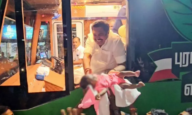 ஆஹா..! அந்த சிரிப்பை பார்க்கணுமே..! பச்சிளம் குழந்தையை பார்த்துவிட்டு குழந்தையாகவே மாறிய இபிஎஸ்…  என்ன பெயர் வச்சாரு தெரியுமா…?