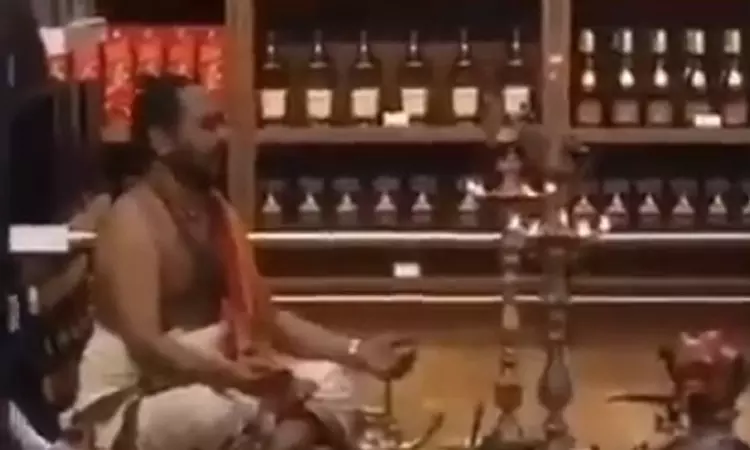 கடவுளே… கடையில் நல்ல வியாபாரம் நடக்கணும்…. டாஸ்மாக் கடையில் அர்ச்சகரை வைத்து பூஜை செய்த வீடியோ வைரல்… தமிழக அரசு விளக்கம்..!!!