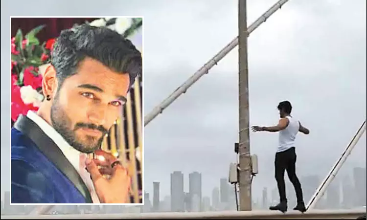 சாகசம் செய்ற இடமா இது..! “உயிரே போயிருக்கும்”… காட்டிக்கொடுத்த வீடியோ…!  பிரபல ஹிந்தி பாடகர் மீது பாய்ந்தத ஆக்சன்…!!!