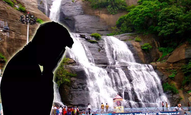 ஜாலியாக குற்றாலத்திற்கு சென்று தம்பதி..‌ நொடி பொழுதில் கணவனின் மடியில் உயிரிழந்த மனைவி… நெஞ்சை உலுக்கும் சோகம்…!!