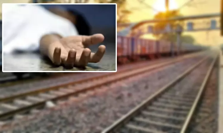 ரீல்ஸ் எடுக்க வேற இடமே கிடைக்கலையா…? “ரயில் பெட்டியின் மீது ஏறிய சிறுவன்”… நொடியில் நடந்த விபரீதம்… பரபரப்பு சம்பவம்.!!