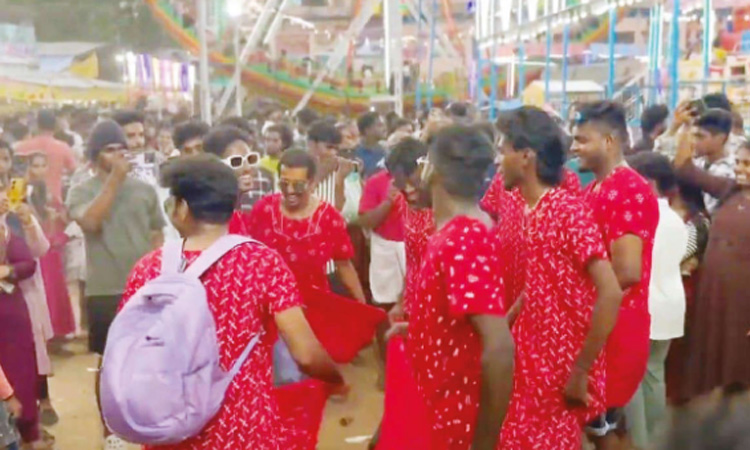 “நைட்டி அணிந்து வந்த இளைஞர்கள்”… திடீரென மேலே தூக்கி மாடல் அழகி போல்.. முகம் சுளிக்க வைக்கும் ரீல்ஸ்‌… எல்லை மீறிய சம்பவம்…!!!!