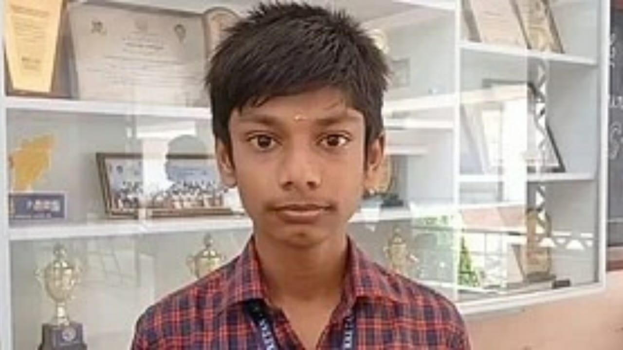 மறு கூட்டலில் 100-க்கு 100 மதிப்பெண்… மாநில அளவில் முதலிடம் பிடித்த மாணவன்…. மொத்தம் எவ்வளவு தெரியுமா…? குவியும் பாராட்டுகள்…!!
