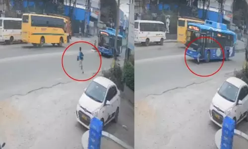 “காலேஜ் பஸ் போகுது”… வேகமாக ஓடிய மாணவன்… எதிரே வந்த அரசு பஸ்.. கண்ணிமைக்கும் நொடியில் தூக்கி வீசப்பட்டு… பதை பதைக்க வைக்கும் வீடியோ…!!