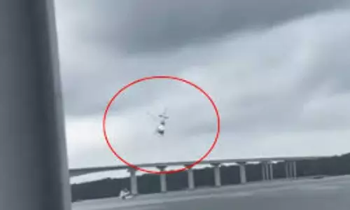 OMG: நெஞ்சே பதறுது..! கண்ணிமைக்கும் நொடியில் ஆற்றுக்குள் விழுந்து நொறுங்கிய போலீஸ் ஹெலிகாப்டர்… 5 பேர் படுகாயம்… வைரலாகும் வீடியோ..!!