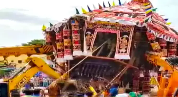அய்யனார் கோவில் தேர் திருவிழா… அமைச்சர் சிவசங்கர் வடம் பிடித்து தேரை இழுக்கும்போது சாய்ந்து விழுந்து விபத்து… அதிர்ச்சியில் பக்தர்கள்…!!!!