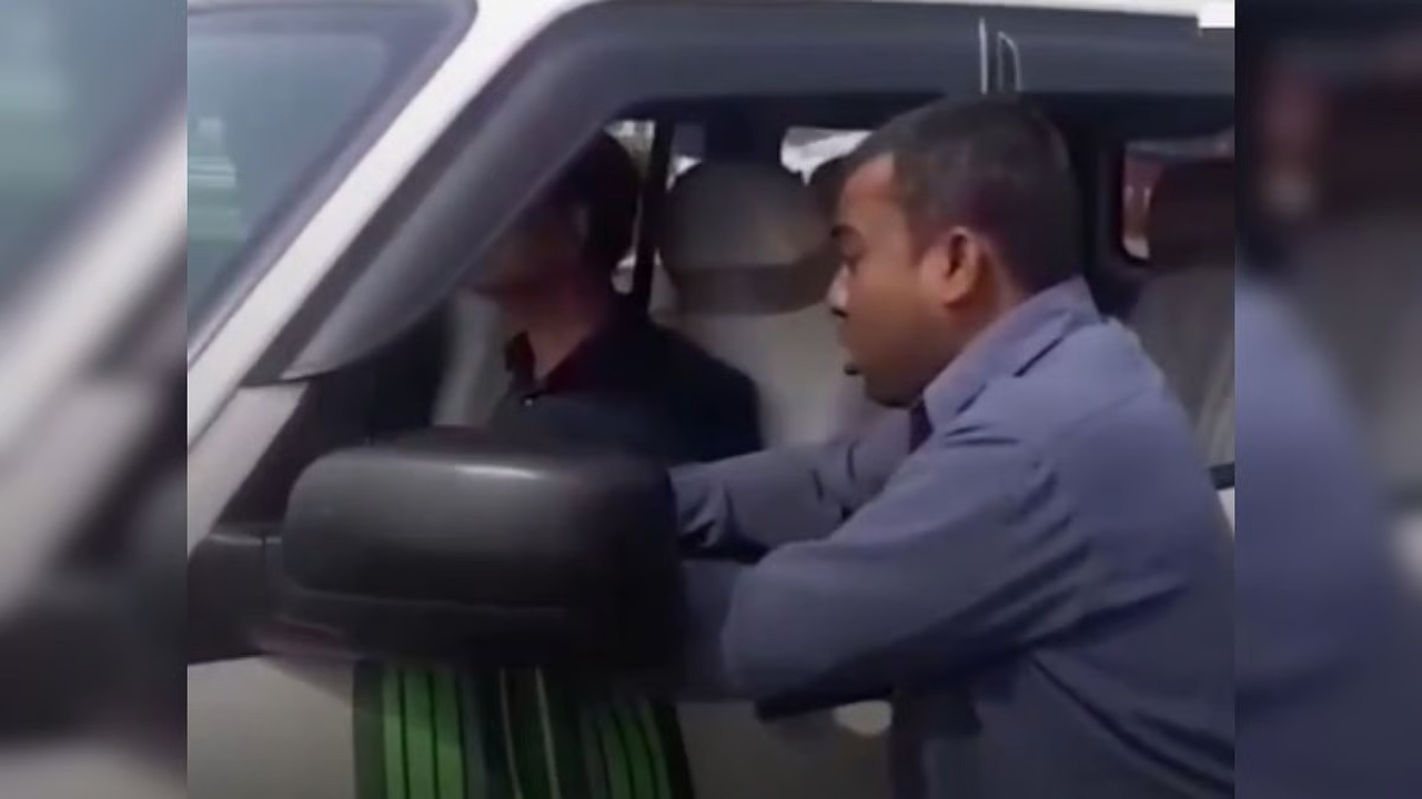 பாவம் அந்த மனுஷன்…! “குரைத்து கொண்டே அரசு அதிகாரியின்  காரை துரத்தி ஓடி…” தவறான பெயரால் அவமானம்…. வைரலாகும் வீடியோ…!!